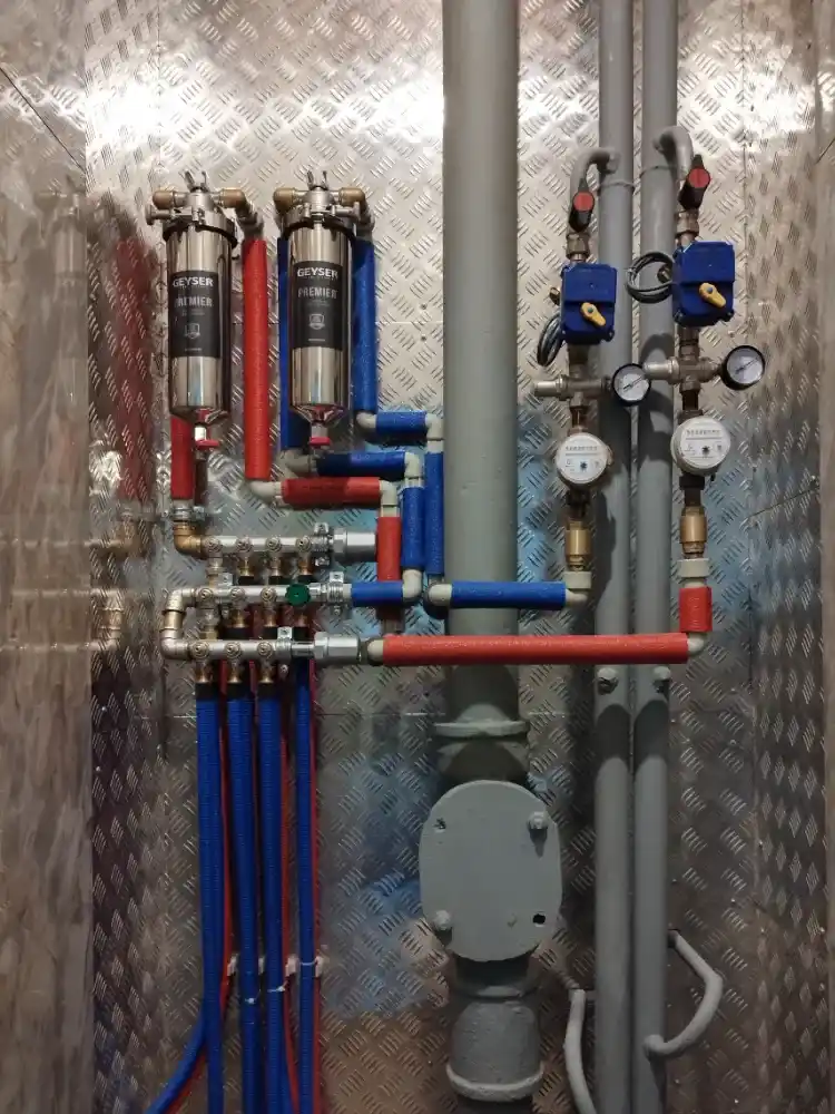 замена труб в сантехшкафу в туалете