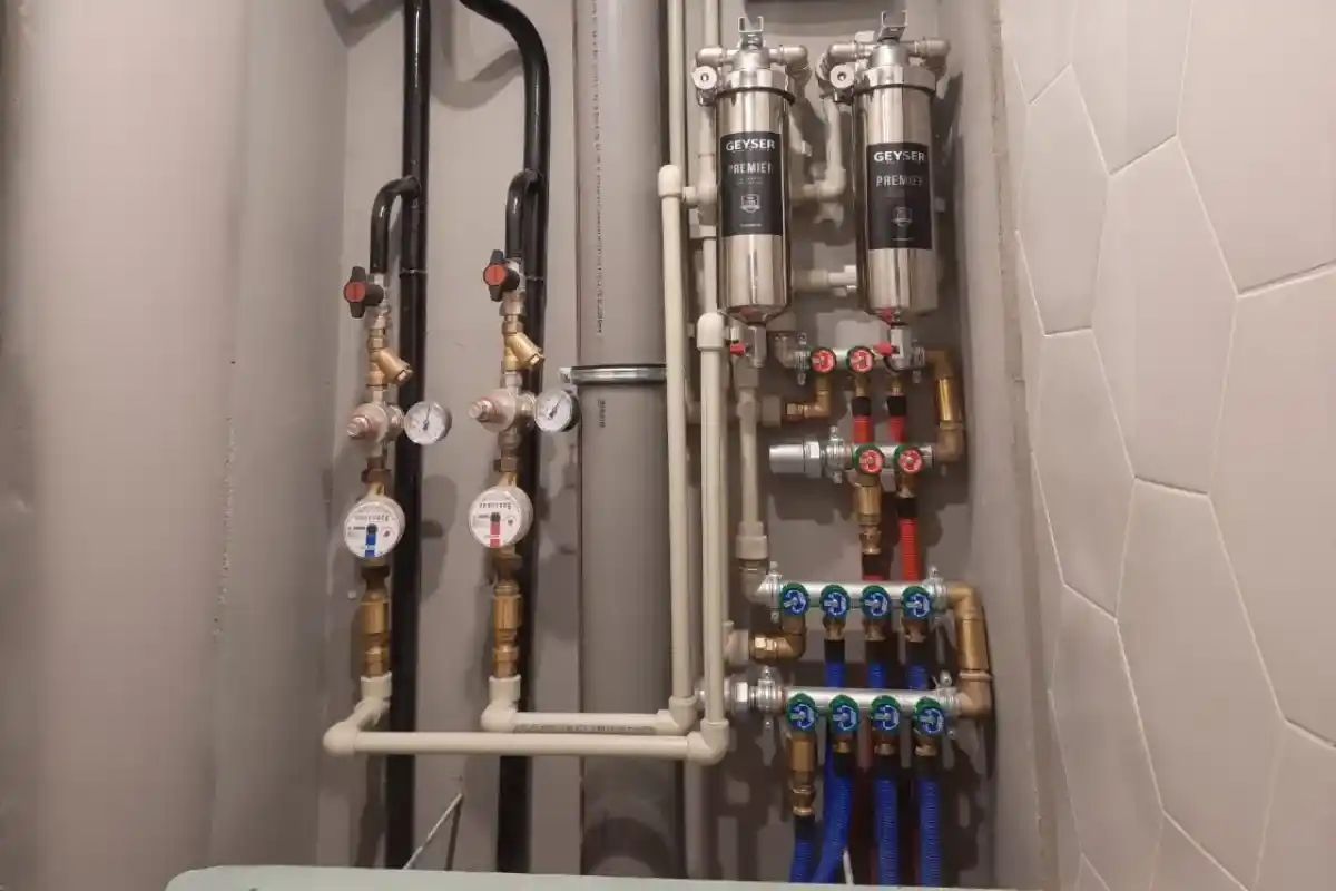 Узел ввода водоснабжения после замены труб в квартире в санузле