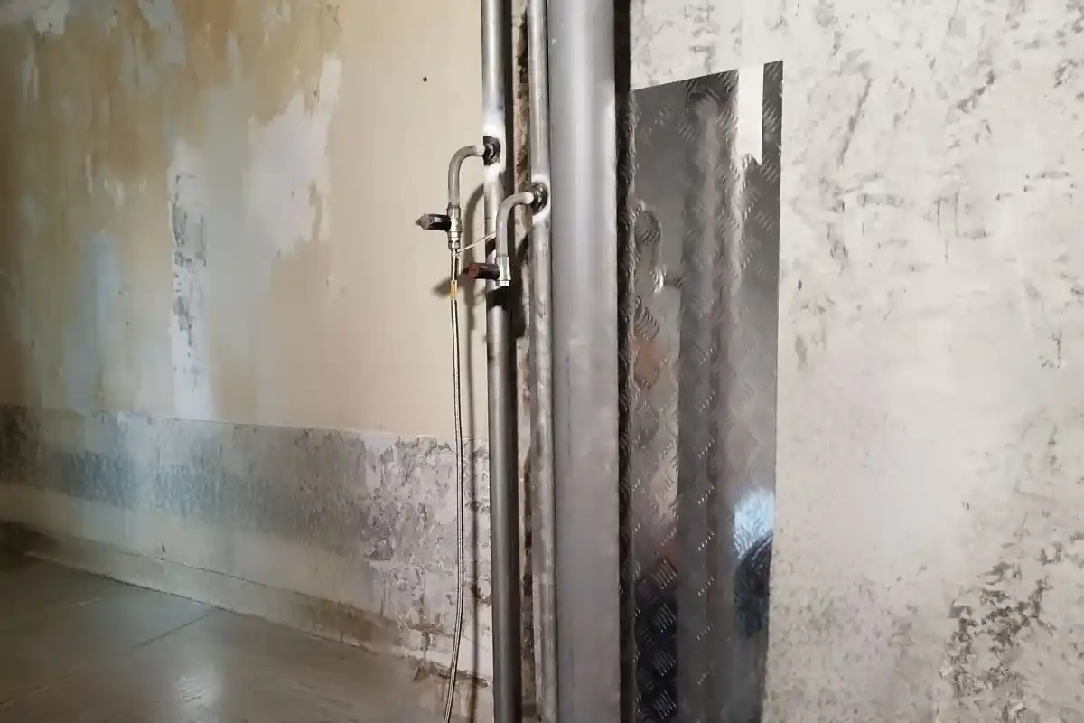 Стояки холодного и горячего водоснабжения в многоквартирном доме
