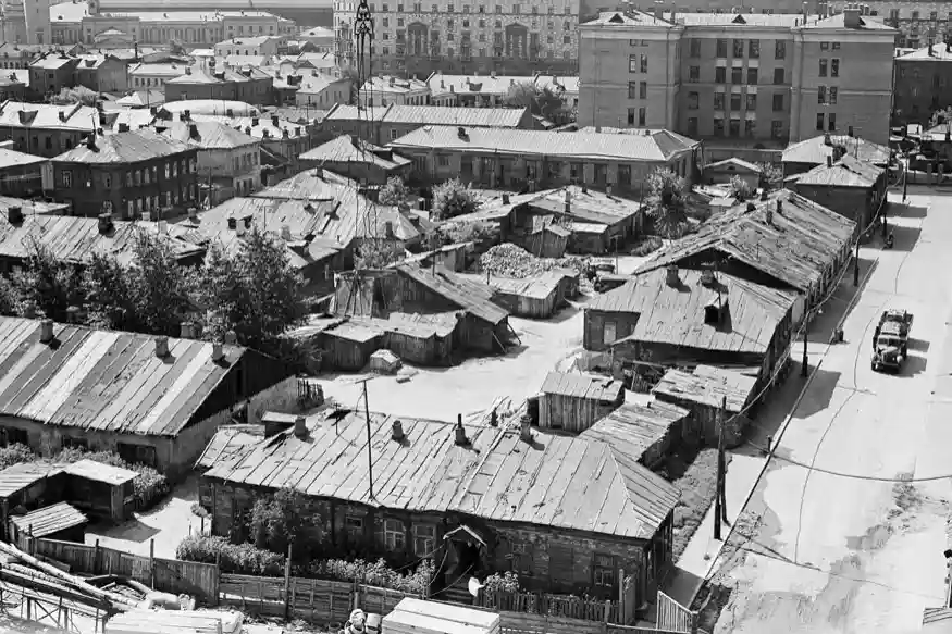 Вид на бараки за центральными улицами